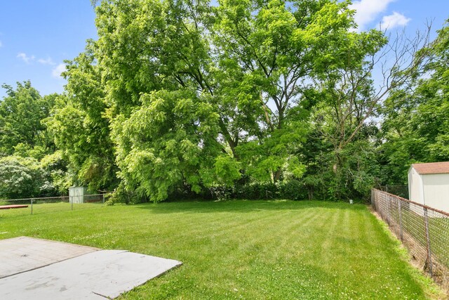 18200 Fountainbleau Dr, Hazel Crest, IL 60429 - view of yard featuring an outdoor structure