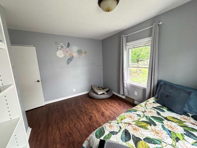 1711 17th Ave, Sterling, IL 61081 - bedroom featuring wood finished floors and baseboards