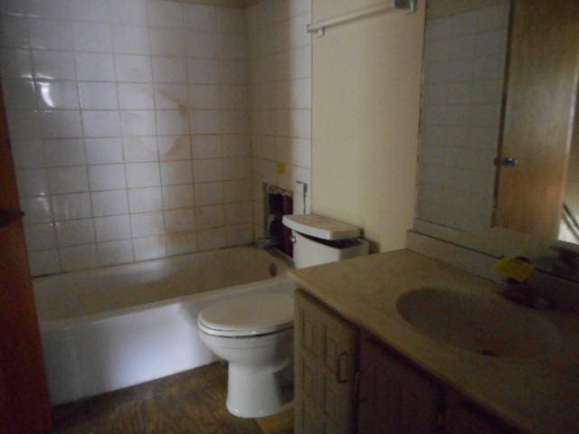 464 Buchanan Ct, Vernon Hills, IL 60061 - bathroom with vanity, toilet, shower / tub combination, and wood finished floors