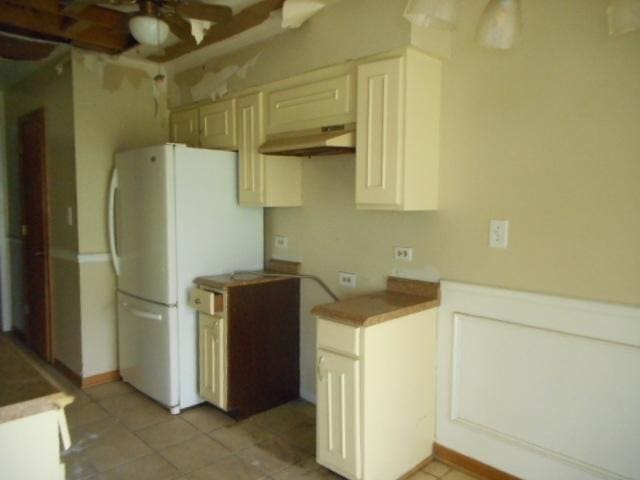 464 Buchanan Ct, Vernon Hills, IL 60061 - kitchen featuring under cabinet range hood, a ceiling fan, light tile patterned flooring, and freestanding refrigerator
