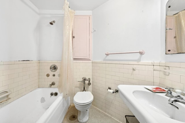 5555 N Sheridan Rd Unit 901A, Chicago, IL 60640 - bathroom featuring a sink, tile patterned floors, wainscoting, toilet, and tile walls
