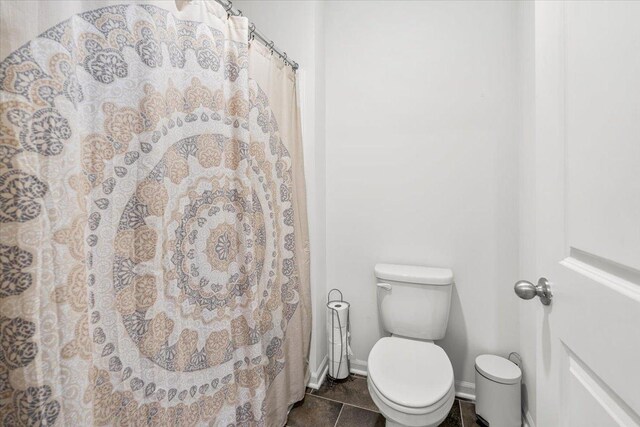 6904 Spruce Ct, Wonder Lake, IL 60097 - full bathroom featuring toilet, tile patterned floors, baseboards, and curtained shower