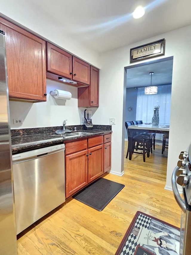 441 Commanche Trl, Wheeling, IL 60090 - kitchen with appliances with stainless steel finishes, a sink, light wood-type flooring, and a chandelier