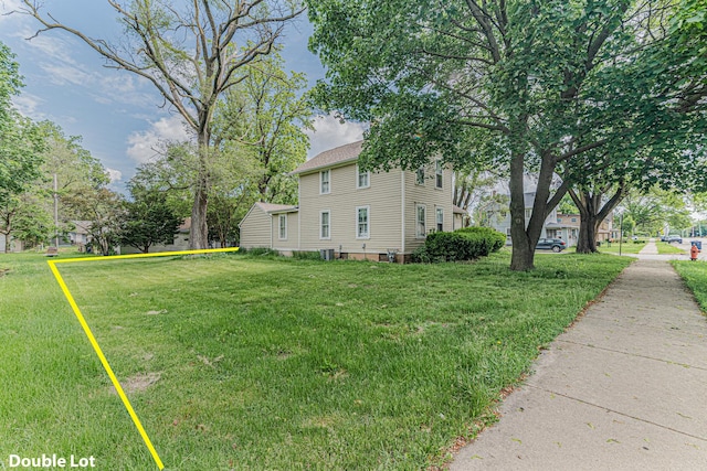 552 Walnut Ave, Elgin, IL 60123 - view of side of home with a yard
