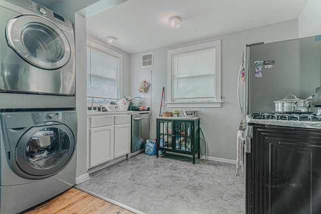 552 Walnut Ave, Elgin, IL 60123 - laundry room with stacked washer / drying machine and baseboards