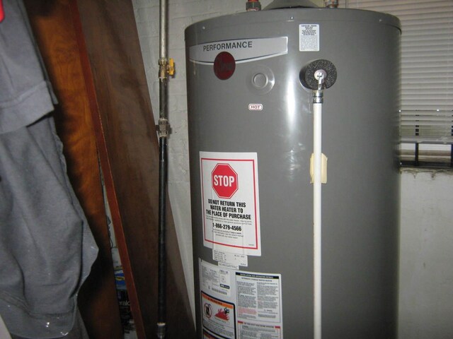 2339 N Kilbourn Ave, Chicago, IL 60639 - utilities featuring gas water heater