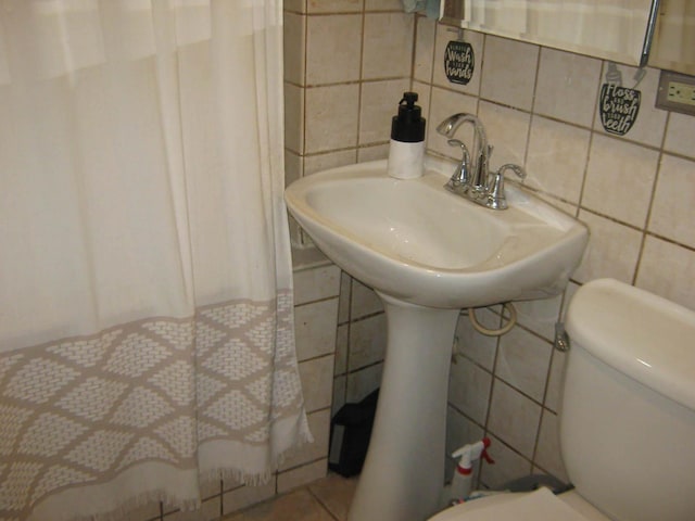 2339 N Kilbourn Ave, Chicago, IL 60639 - bathroom with tile walls, a shower with curtain, and tasteful backsplash