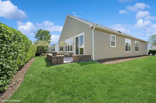 3332 Sheridan Ln, Mundelein, IL 60060 - back of property with a yard