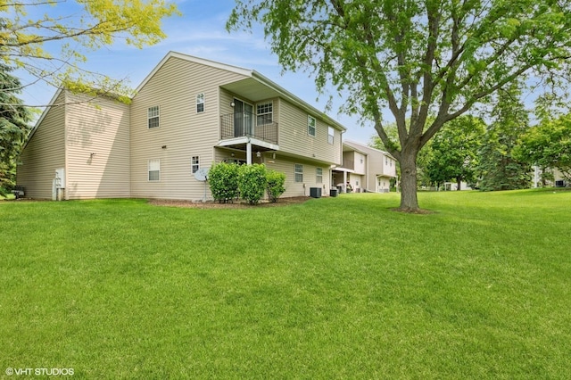 527 E Shagbark Ln Unit H, Streamwood, IL 60107 - back of property with a lawn