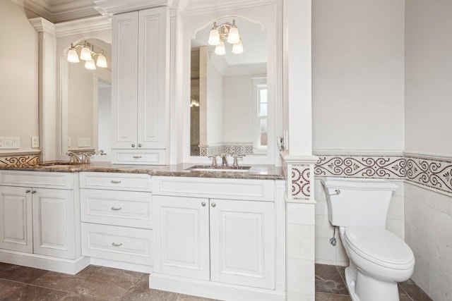 3926 N Greenview Ave, Chicago, IL 60613 - full bath with double vanity, wainscoting, crown molding, a chandelier, and toilet