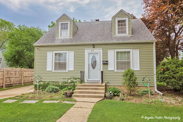 617 Colville Pl, Waukegan, IL 60087 - cape cod home featuring roof with shingles