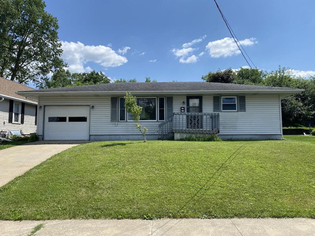 949 W Cleveland St, Freeport, IL 61032 - photo 1