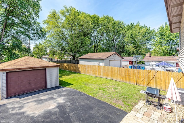 4037 W 90th Pl, Hometown, IL 60456 - view of yard featuring a garage and an outdoor structure