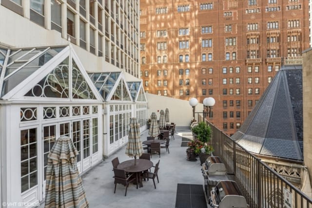 111 E Chestnut St Unit 40C, Chicago, IL 60611 - view of patio / terrace