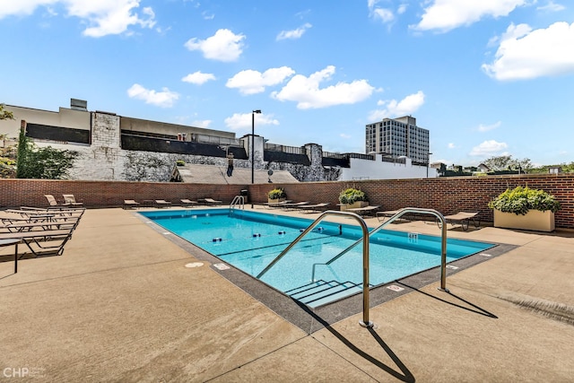 1636 N Wells St Unit 615, Chicago, IL 60614 - community pool with a patio