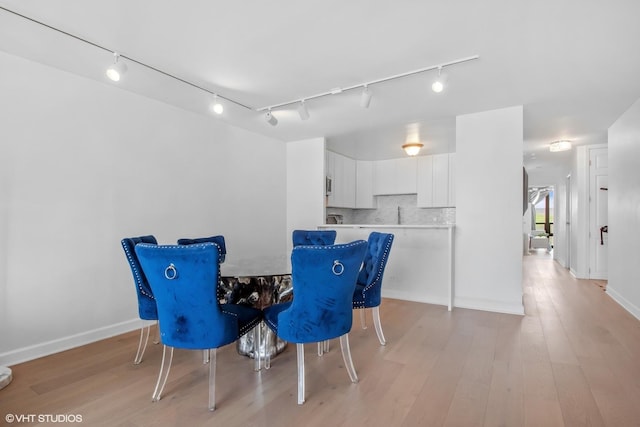 1636 N Wells St Unit 615, Chicago, IL 60614 - dining room featuring track lighting, light wood-style floors, and baseboards