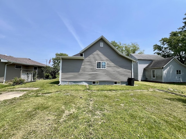 418 S Main St, Rankin, IL 60960 - view of side of home with a yard