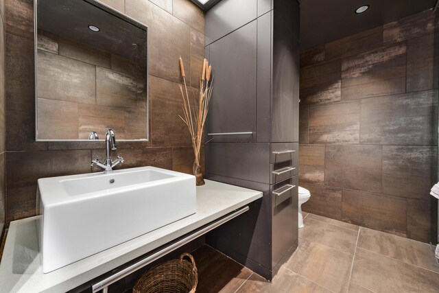 1530 S State St Unit 18A-B, Chicago, IL 60605 - bathroom with tile walls, toilet, tile patterned flooring, and vanity