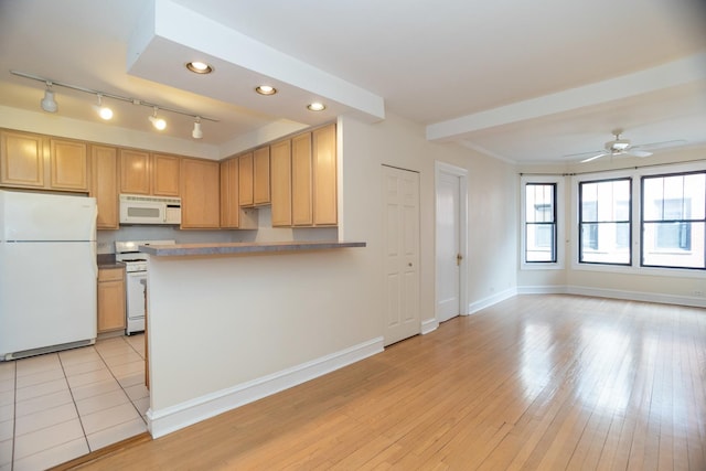 7631 N Eastlake Ter Unit 2C, Chicago, IL 60626 - kitchen featuring white appliances, ceiling fan, a peninsula, recessed lighting, and light wood finished floors