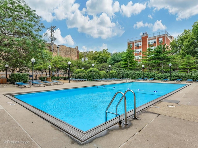 2020 N Lincoln Park W Unit 30L, Chicago, IL 60614 - community pool with a patio area