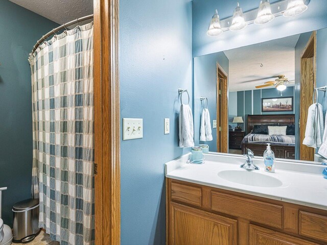 4306 Westridge Dr, Winnebago, IL 61088 - ensuite bathroom featuring vanity, a ceiling fan, toilet, and a shower with curtain
