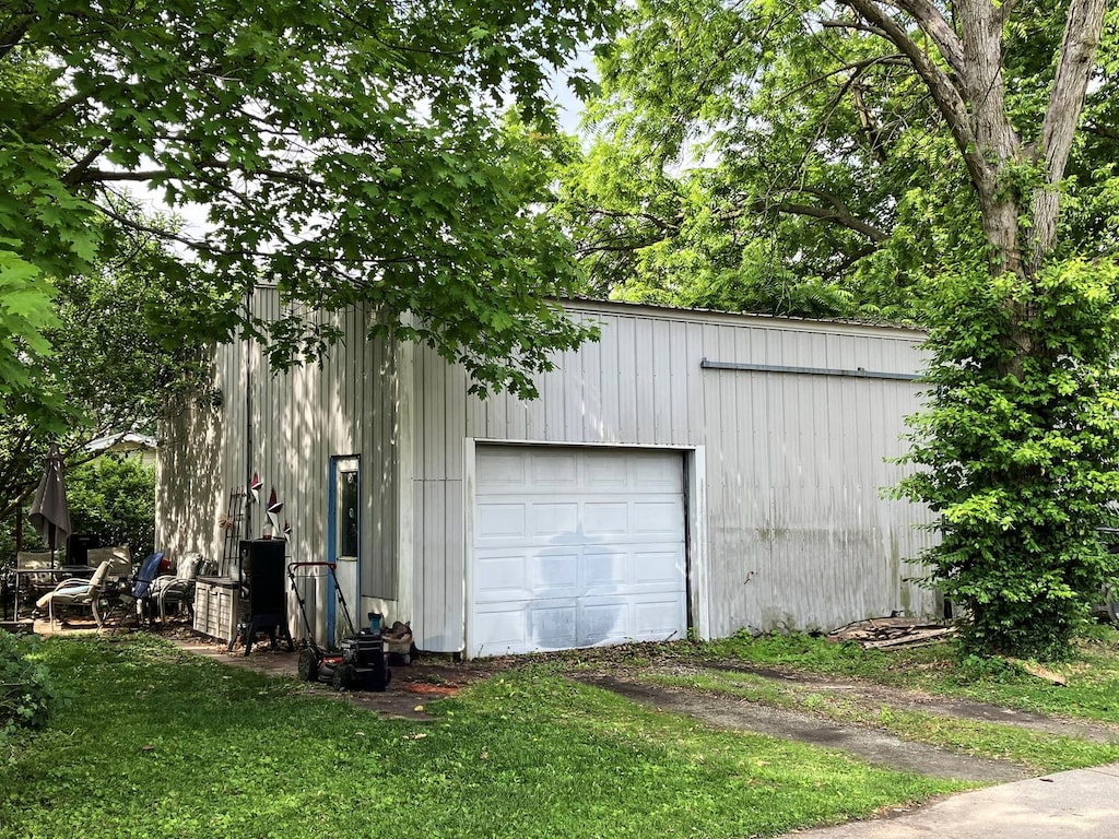 301 S Grape St, Morrison, IL 61270 - view of garage