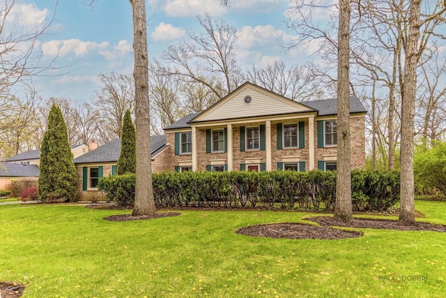 43 Kings Cross Dr, Lincolnshire, IL 60069 - neoclassical / greek revival house featuring brick siding, a front yard, and roof with shingles