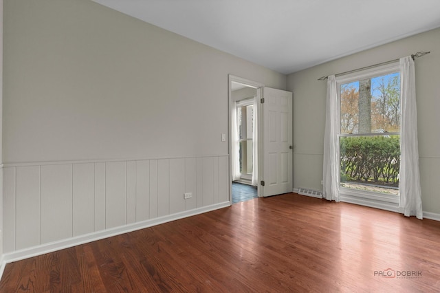 43 Kings Cross Dr, Lincolnshire, IL 60069 - spare room featuring wood finished floors, wainscoting, and baseboards