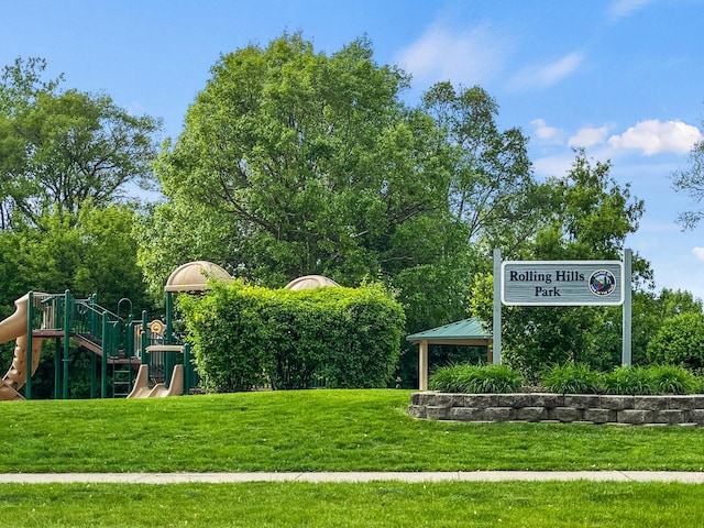 7 Farmington Ct, Lake In The Hills, IL 60156 - surrounding community with a yard