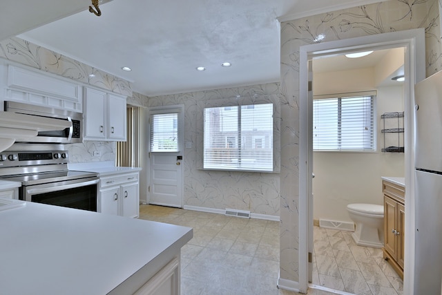9044 N Clifton Ave, Niles, IL 60714 - kitchen featuring stainless steel appliances, wallpapered walls, light countertops, baseboards, and recessed lighting