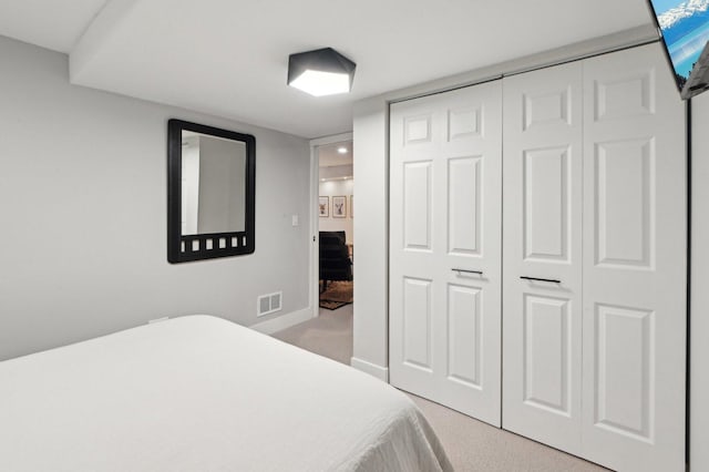 0N467 Cloos Ct, Winfield, IL 60190 - bedroom featuring light carpet and a closet