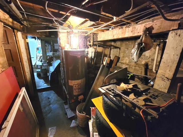 1415 N Maplewood Ave, Chicago, IL 60622 - unfinished below grade area featuring gas water heater