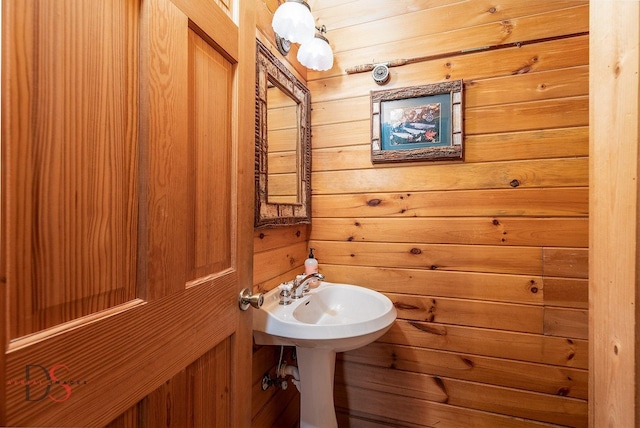 2622 E 28th Rd, Marseilles, IL 61341 - bathroom featuring wood walls