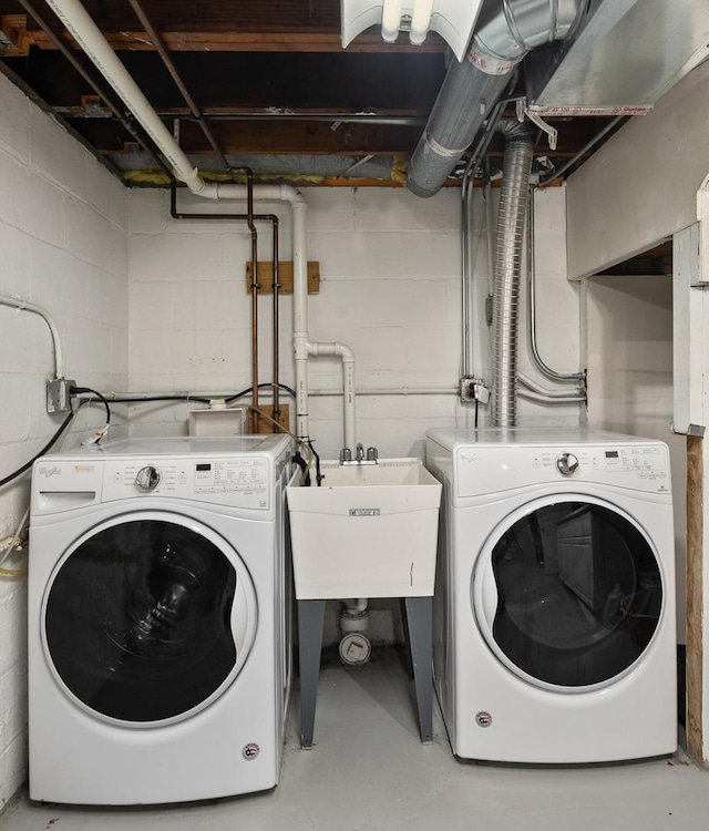 592 E 13th St, Lockport, IL 60441 - laundry area featuring washer and dryer and concrete block wall