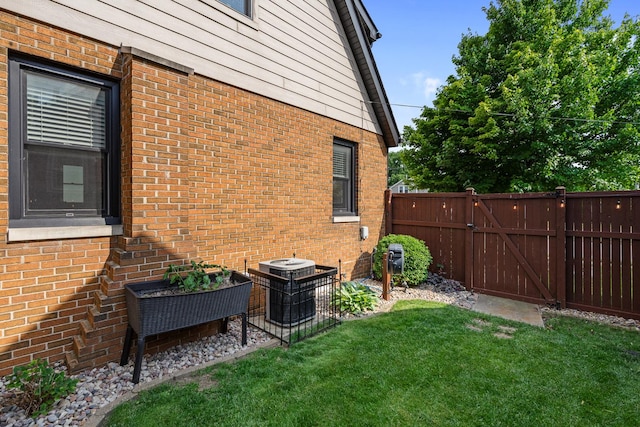 592 E 13th St, Lockport, IL 60441 - view of yard featuring a gate