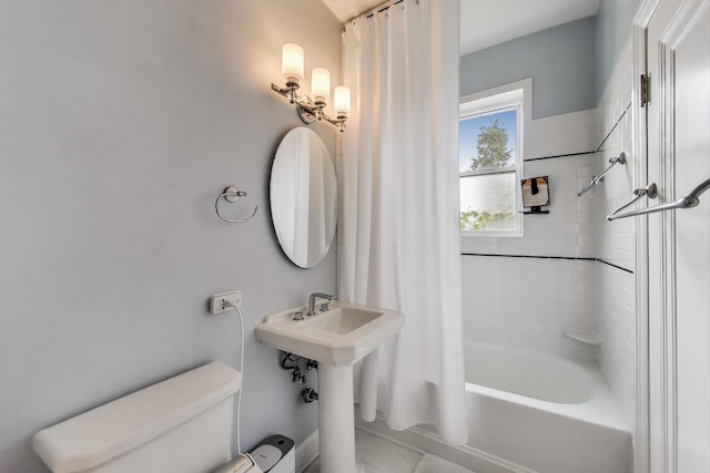 606 W Aldine Ave Unit 3E, Chicago, IL 60657 - bathroom with toilet and shower / bathtub combination with curtain