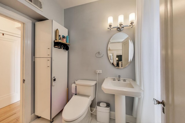 606 W Aldine Ave Unit 3E, Chicago, IL 60657 - half bath with toilet