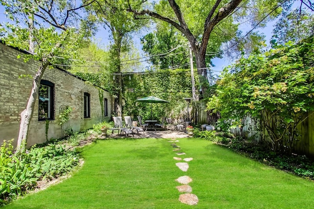 606 W Aldine Ave Unit 3E, Chicago, IL 60657 - fenced yard with a patio area