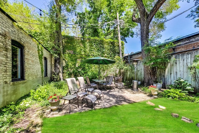 606 W Aldine Ave Unit 3E, Chicago, IL 60657 - view of yard featuring a patio
