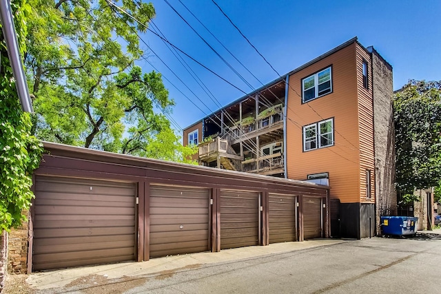 606 W Aldine Ave Unit 3E, Chicago, IL 60657 - view of property with community garages