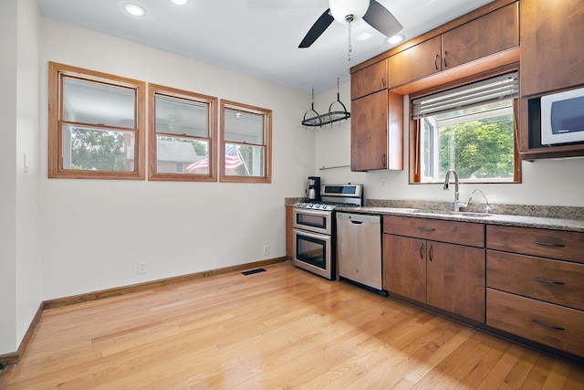 211 N Maple St, Grant Park, IL 60940 - kitchen with a sink, stainless steel appliances, light wood-style floors, a ceiling fan, and recessed lighting