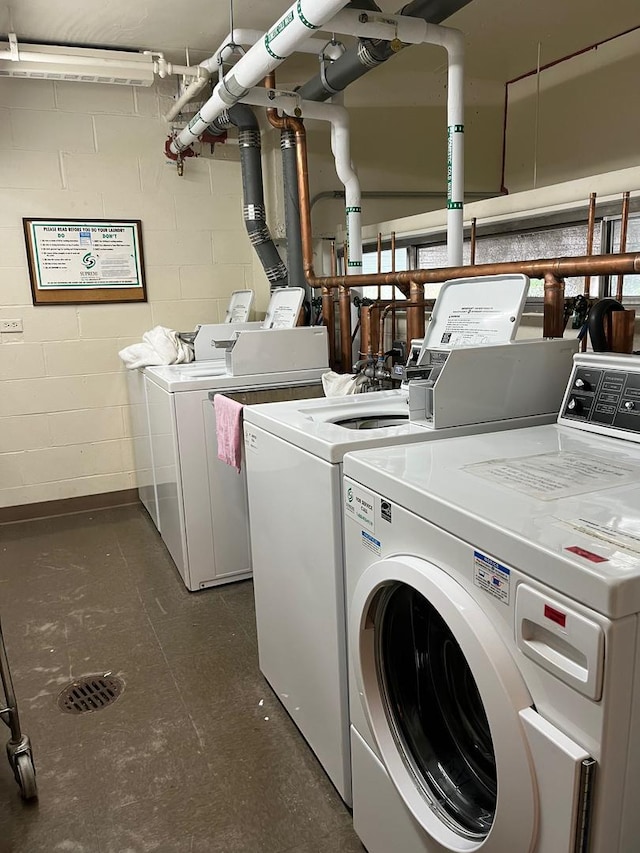 165 N Kenilworth Ave Unit 4D, Oak Park, IL 60301 - laundry area featuring independent washer and dryer and concrete block wall