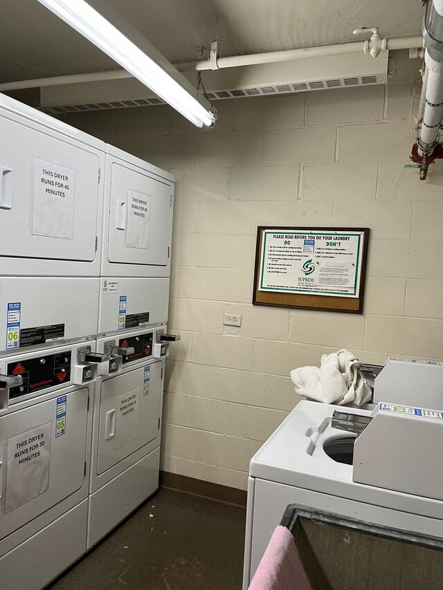 165 N Kenilworth Ave Unit 4D, Oak Park, IL 60301 - shared laundry featuring stacked washing machine and dryer and concrete block wall
