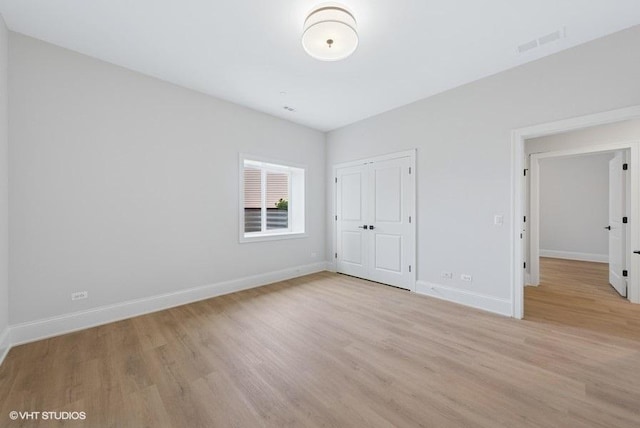 5906 Juniper Ct, Western Springs, IL 60558 - unfurnished bedroom featuring light wood-type flooring, baseboards, and a closet