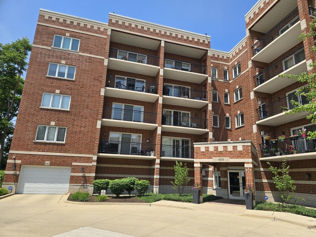 455 W Front St Unit 307, Wheaton, IL 60187 - photo 1
