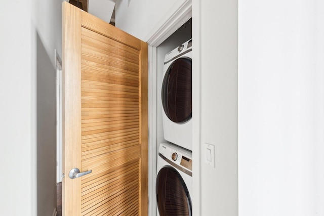 1645 W Ogden Ave Unit 516, Chicago, IL 60612 - laundry area with stacked washer and clothes dryer