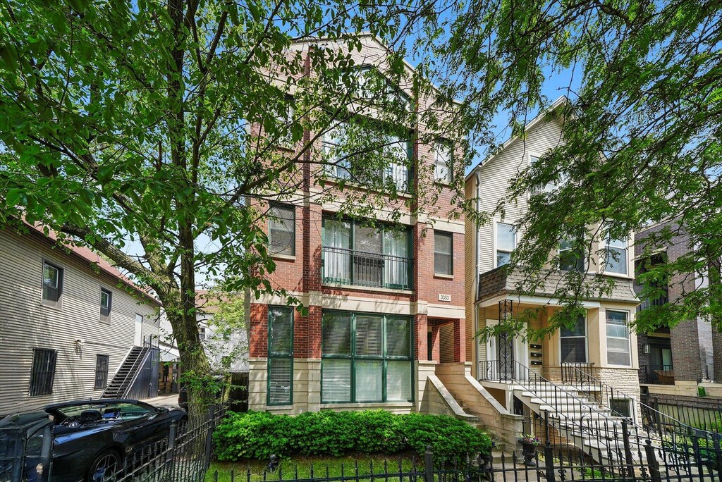 3353 N Kenmore Ave Unit 1, Chicago, IL 60657 - photo 1