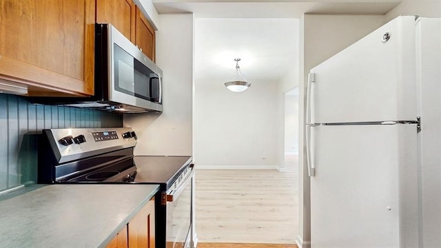 12900 W Heiden Cir Unit 4301, Lake Bluff, IL 60044 - kitchen featuring stainless steel appliances, light wood finished floors, and brown cabinetry