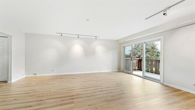 12900 W Heiden Cir Unit 4301, Lake Bluff, IL 60044 - unfurnished room featuring rail lighting and light wood finished floors