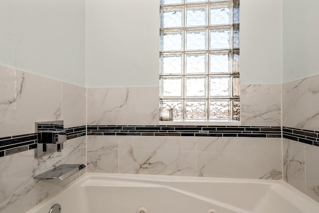 2943 N Lincoln Ave Unit 201, Chicago, IL 60657 - full bath with a whirlpool tub and plenty of natural light